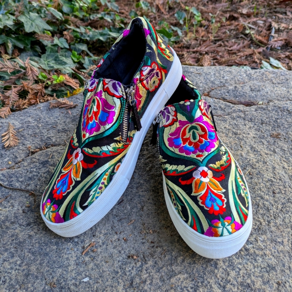 Steve Madden sneakers with zipper detailing size 9